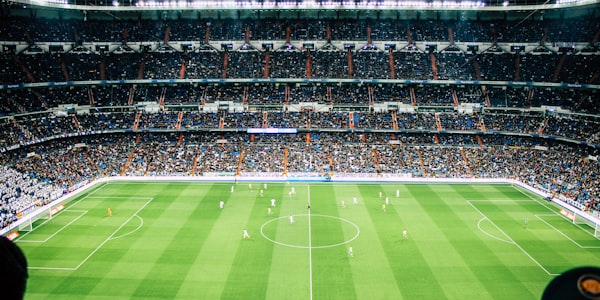 世界杯冠军球队高举大力神杯庆祝胜利的历史性时刻